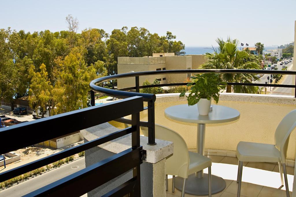 Pigeon Beach Hotel Apartments Limassol Room photo